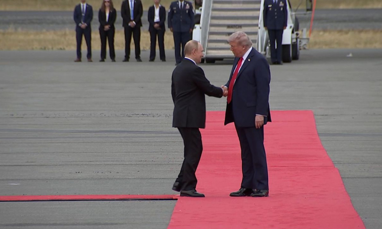 RUKOVALI SE PUTIN I TRAMP Dva svetska lidera se srela na Aljasci (FOTO)