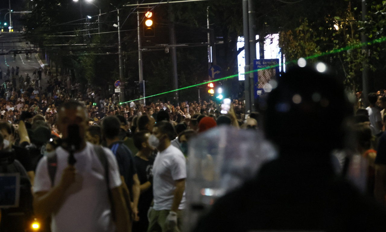 POLICIJA RAZBILA BLOKADERE KOD ZGRADE VLADE Demonstranti nisu mogli da priđu prostorijama SNS (VIDEO)