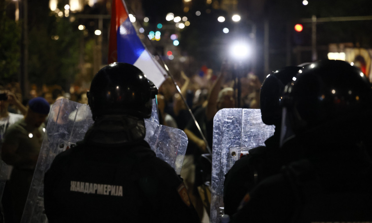 MANJA GRUPA DEMONSTRANATA KRENULA IZ ZEMUNA Uništene prostorije radikalima