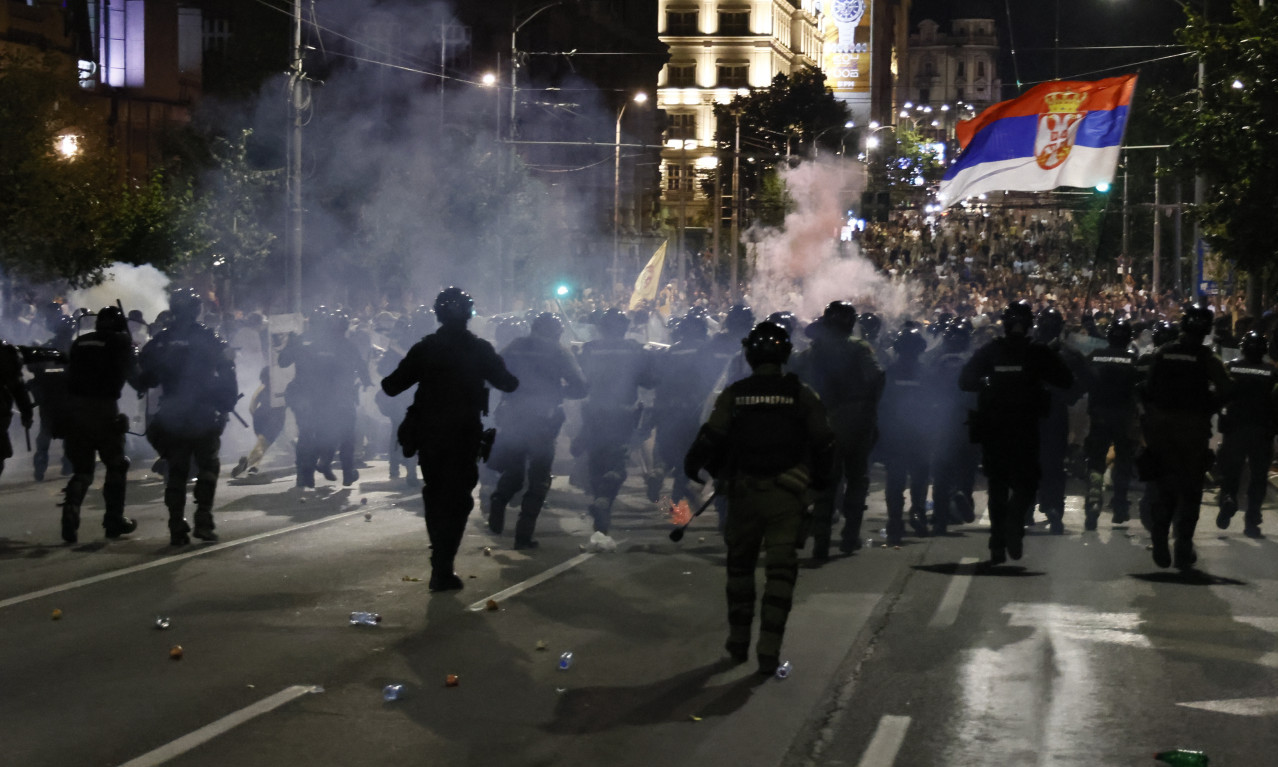 DEMOLIRAN CENTAR BEOGRADA Letele baklje, gorela drveća i kontejneri! Pogledajte scene koje su potresle sve (VIDEO)