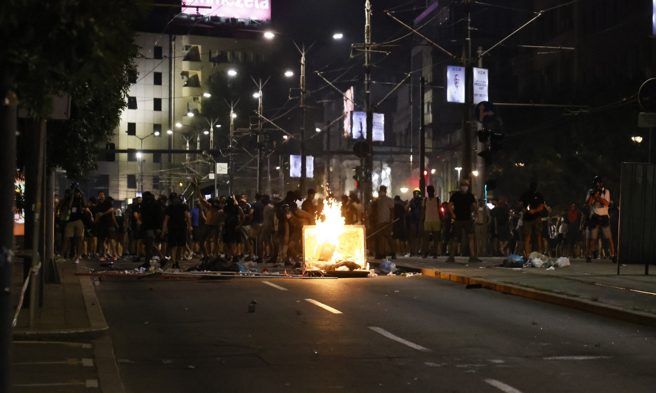 POVREĐENO 127 POLICAJACA U 4 DANA, A EVO KOLIKO JE UHAPŠENIH BLOKADERA Dačić o sinoćnjem protestu u Kneza Miloša