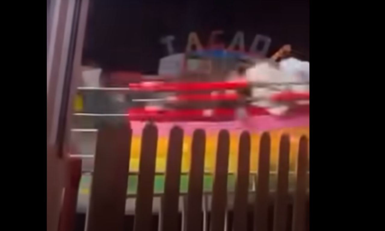 HOROR U LUNA PARKU! SEDIŠTE SE OTKAČILO, LJUDI LETELI JEDNI NA DRUGE Vrteška se raspala...(VIDEO)
