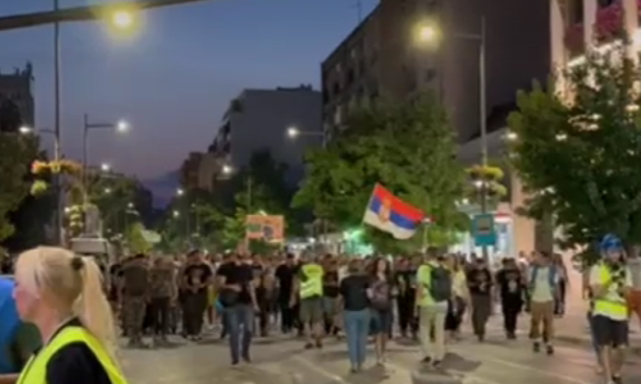 UČESNICI PROTESTA U VALJEVU ISPRED POLICIJSKE UPRAVE Evo ko je od opozicije sa njima
