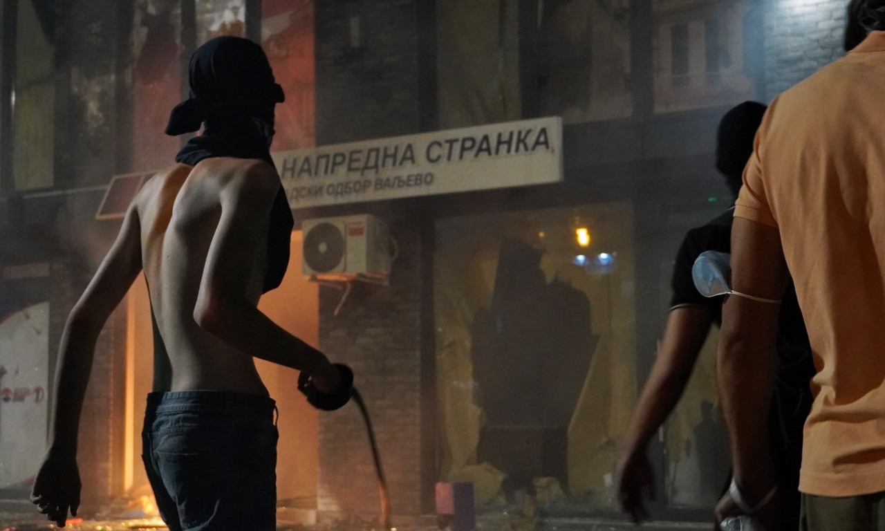 DRAMA U VALJEVU Blokaderi zapalili prostorije SNS u stambenoj zgradi, ugroženi stanari (VIDEO)