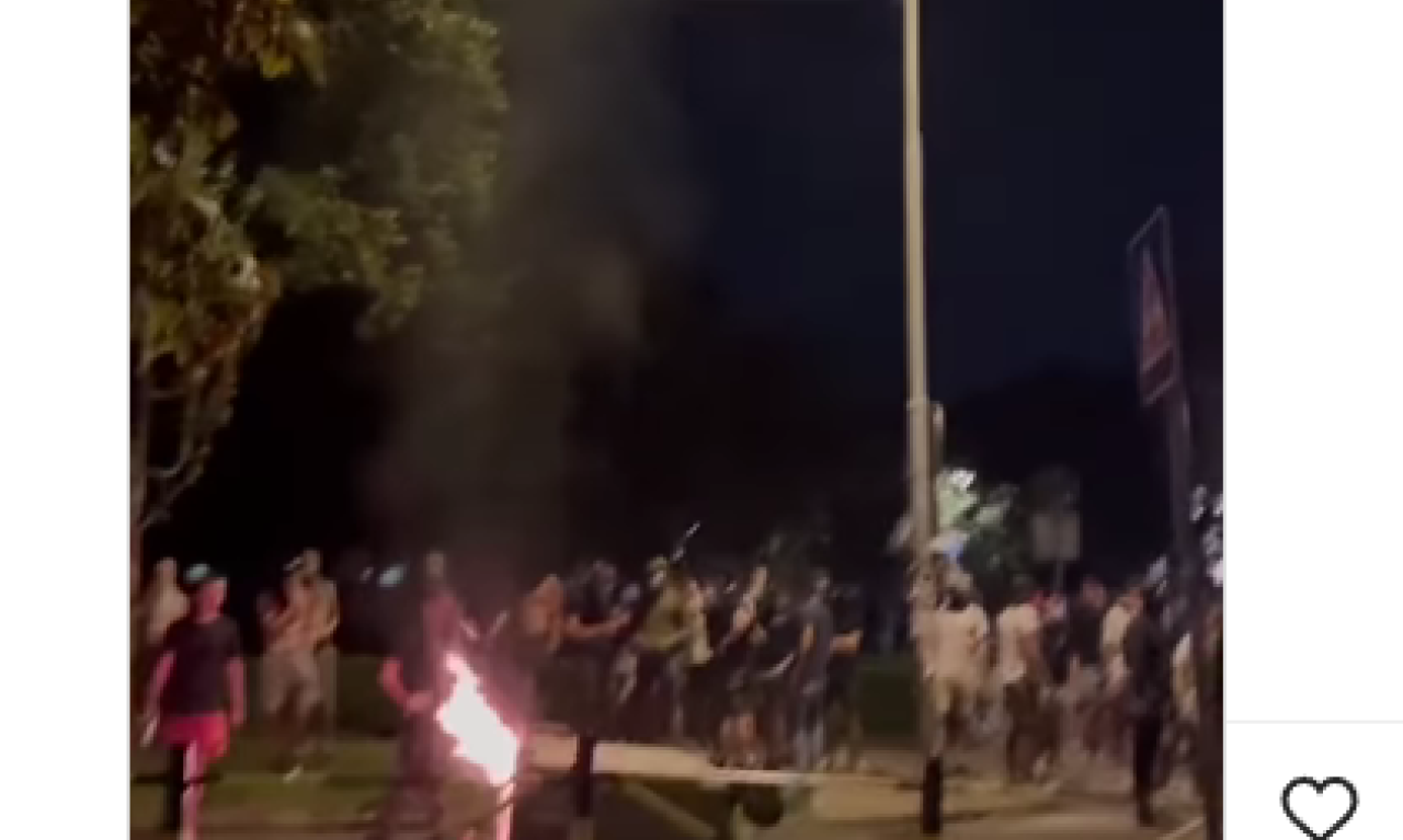 BLOKADERI PALE I U ZEMUNU Posebno udarili na Vojislava Šešelja (VIDEO)