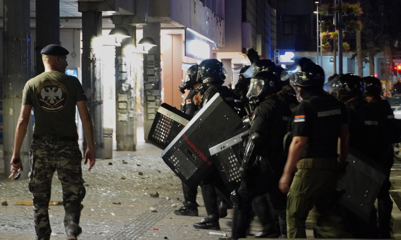 GORI OPŠTINA U VALJEVU: Plamen se širi, huligani napravili ogromnu štetu! (VIDEO)