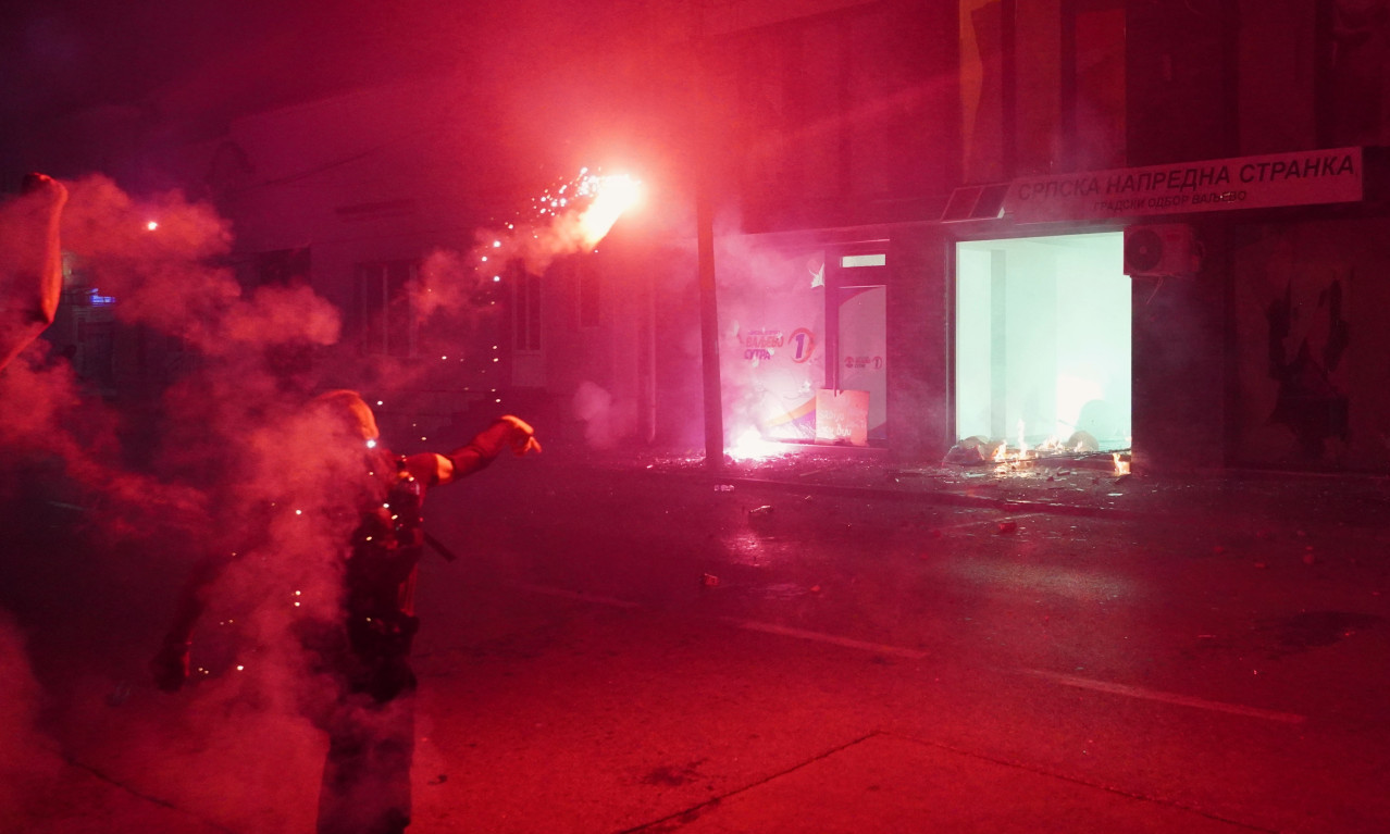 VALJEVO ZAPALJENO! DEMOLIRALI SU SVE PRED SOBOM Pogledajte zastrašujuće prizore zabeležene sinoć na ulicama (FOTO+VIDEO)