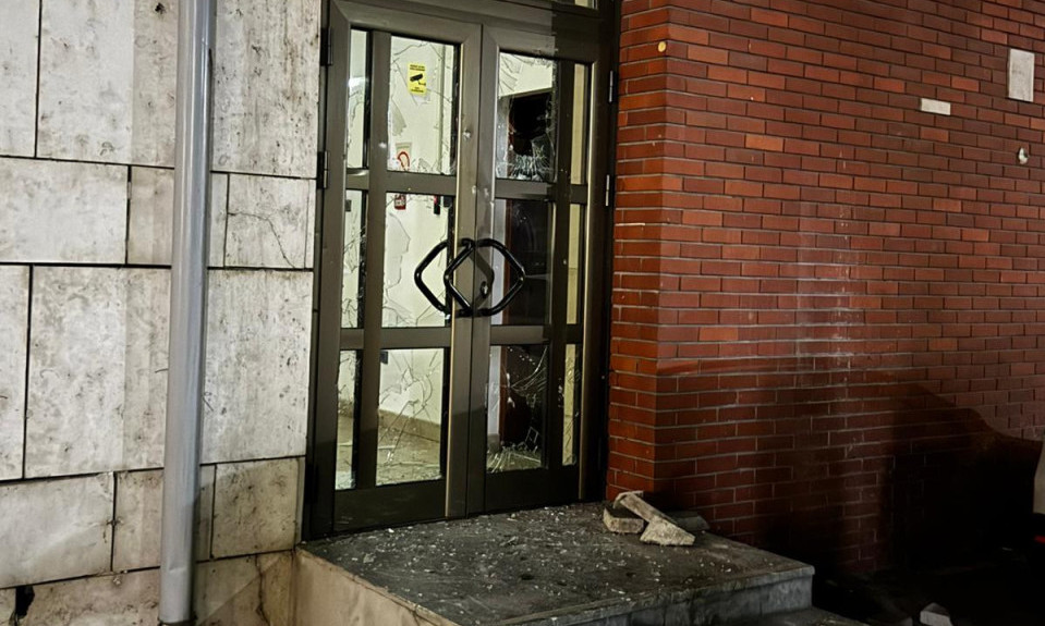 POGLEDAJTE DEMOLIRANU ZGRADU TUŽILAŠTVA U VALJEVU Ministar Vujić huliganima obećao jedno! (FOTO+VIDEO)