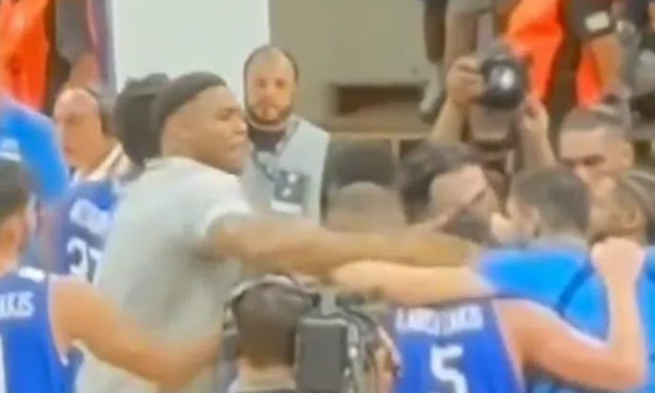 UŽAS! ADETOKUMBO DIVLJAČKI UDARIO SAIGRAČA! Pogledajte sraman potez dvostrukog MVP-a NBA lige (VIDEO)