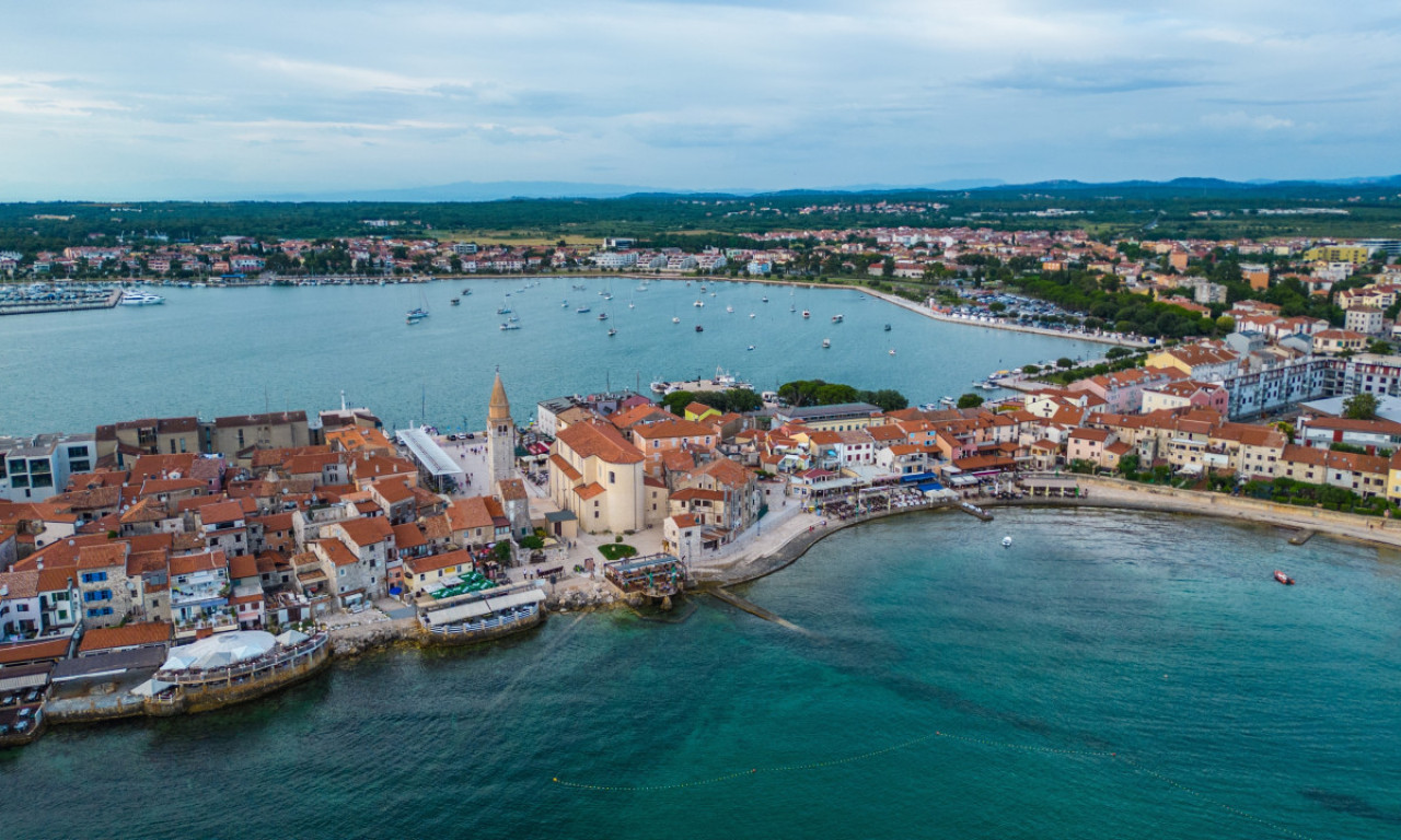 "GUBITE SE IZ LIJEPE NAŠE!" Obezbeđenje u Umagu napalo Slovence na plaži - devojku šutirali dok je ležala na podu