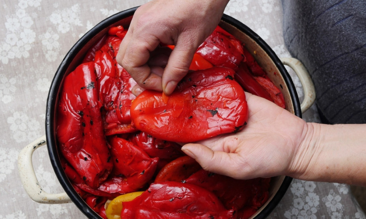 OGULITE PAPRIKE OČAS POSLA, BAŠ JEDNIM POTEZOM Trikovi domaćica koji štede vreme i živce