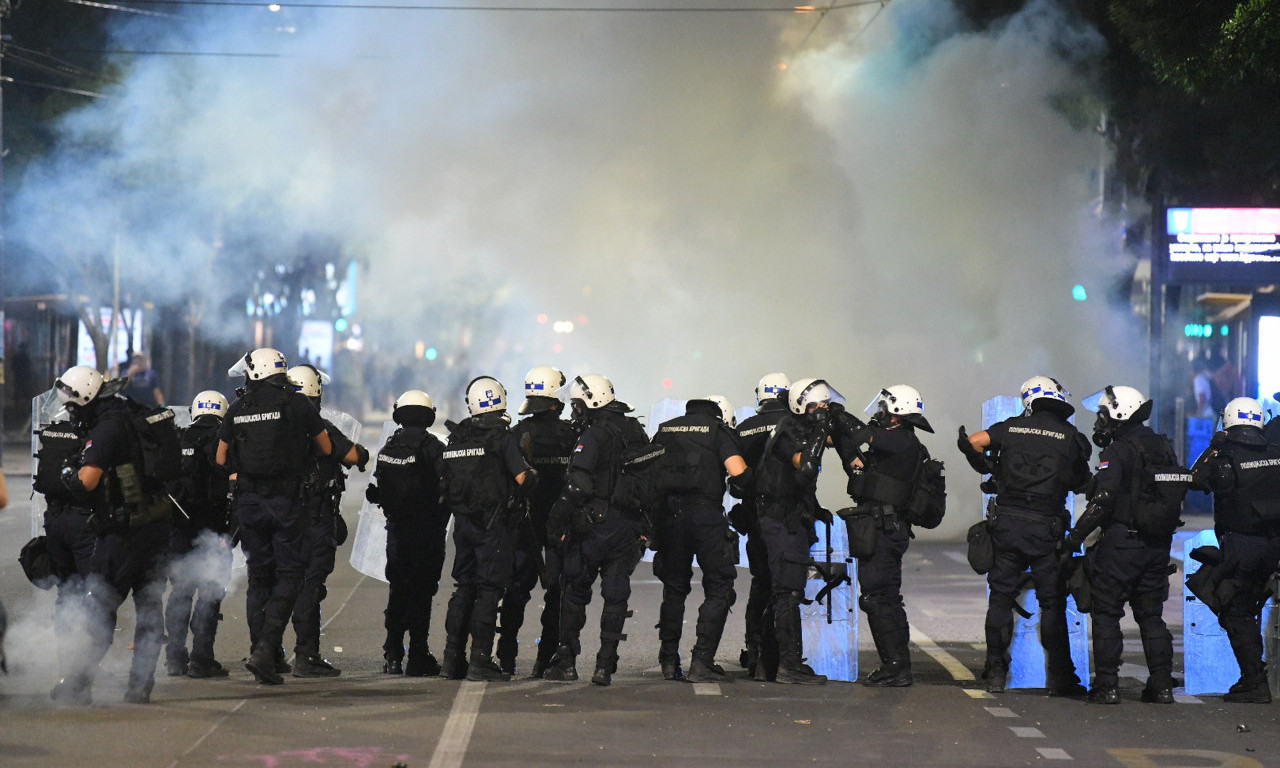 INCIDENT U BEOGRADU: Učesnici protesta gađali policajce bakljama i kamenicama, policija ih potiskuje