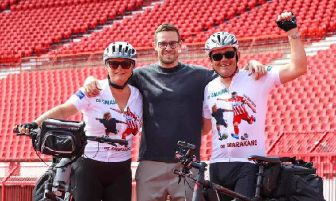 RODITELJI TIMIJA ELŠNIKA BICIKLIMA ČAK IZ SLOVENIJE STIGLI NA MARAKANU! Još jedan dokaz da je Zvezda više od porodice