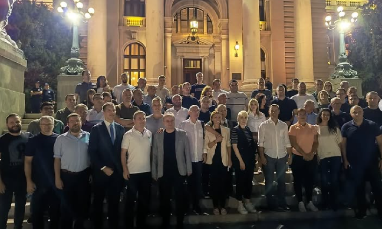 MINISTRI SA NARODOM ISPRED SKUPŠTINE Podržali studente koji hoće da uče! (FOTO)