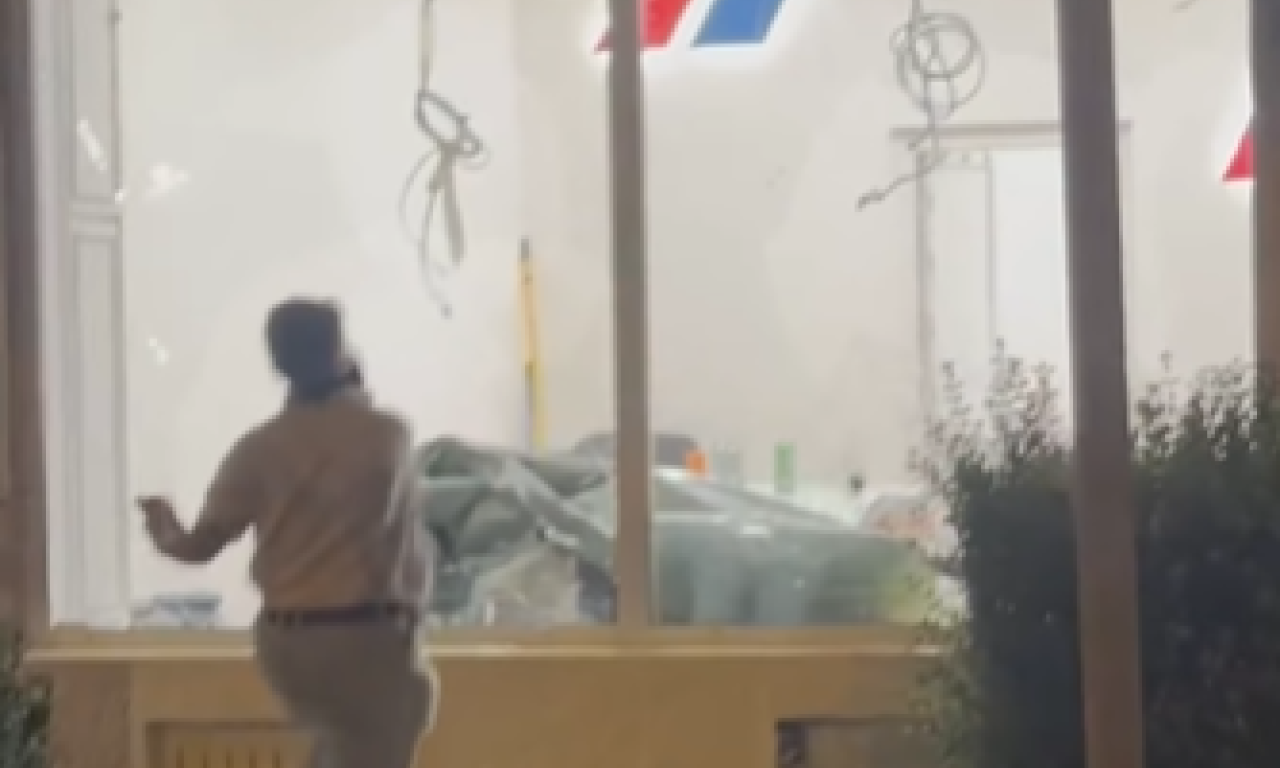BLOKADERI POLUPALI PROSTORIJE SNS NA PALILULI Navukli fantomke, pa bacali kamenice, čuli se i topovski udari(FOTO/VIDEO)