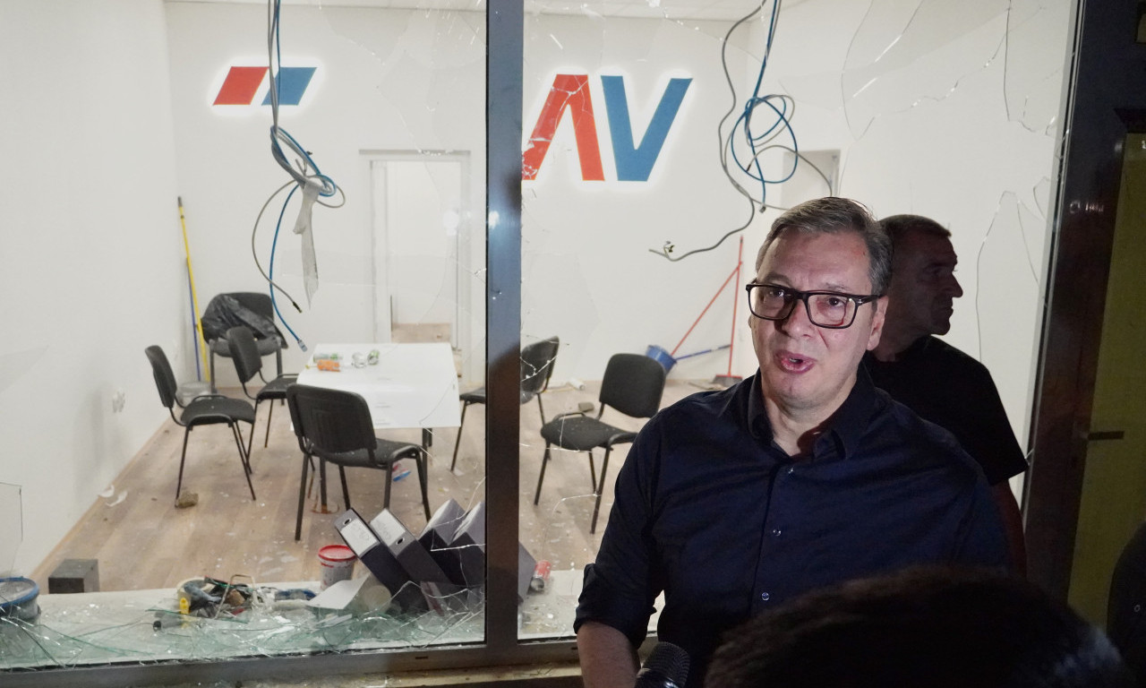 VUČIĆ ISPRED RAZLUPANIH PROSTORIJA SNS: Njihova politika je nasilje, nećemo da im se sklanjamo i bežimo (FOTO/VIDEO)