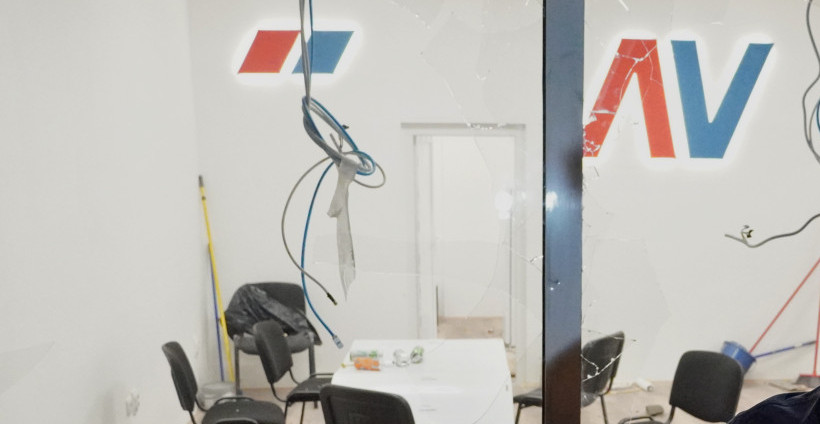 VUČIĆ ISPRED RAZLUPANIH PROSTORIJA SNS: Njihova politika je nasilje, nećemo da im se sklanjamo i bežimo (FOTO/VIDEO)