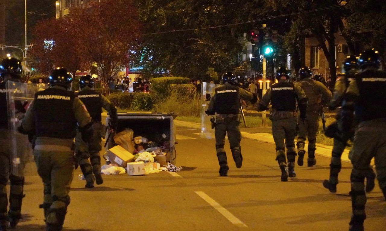 POLICAJAC POGOĐEN CIGLOM U GLAVU, LETELE I DIMNE BOMBE I KAMENICE Pogledajte jezivo naselje blokadera od sinoć