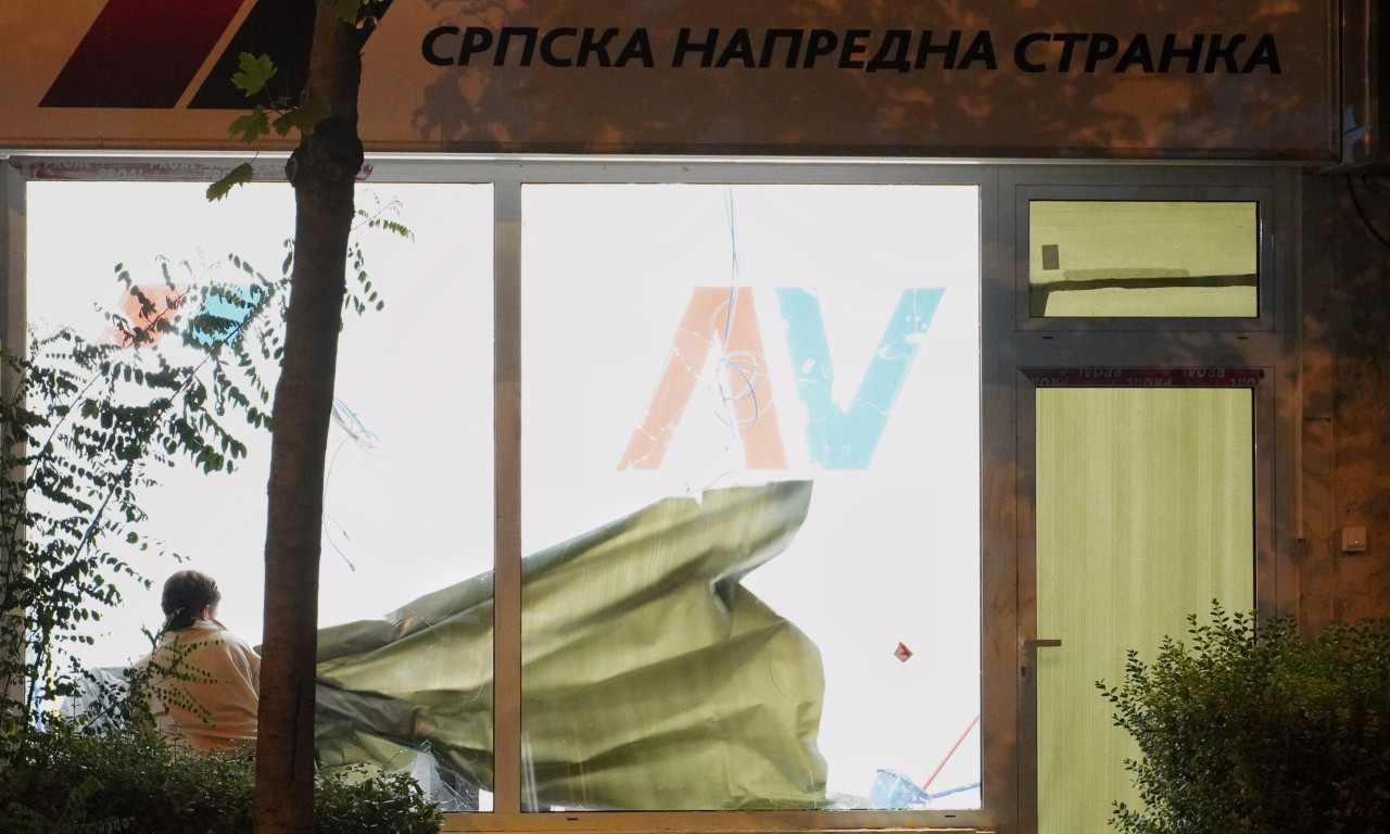 NOVA HAPŠENJA ZBOG DEMOLIRANJA SNS PROSTORIJA Privedene još dve osobe, evo šta su radile sinoć