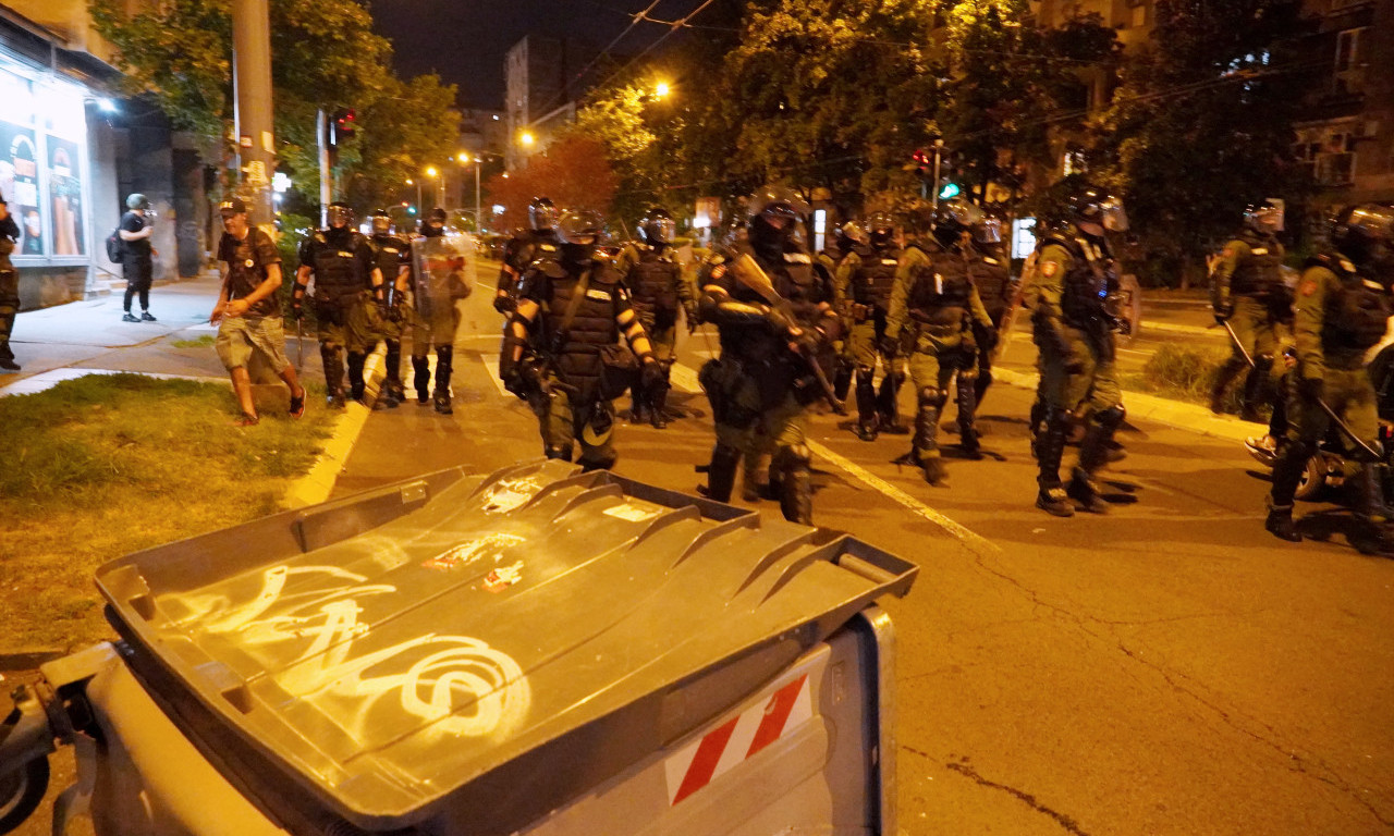 KAMENICAMA GAĐAO ŽANDARMERIJU ISPRED PROSTORIJA SNS Uhapšen muškarac iz Gornjeg Milanovca!