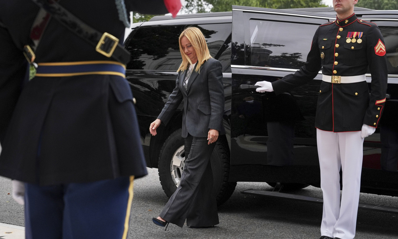 ĐORĐA MELONI ZVANA THE BOSS Odelo jače od hiljadu reči na crvenom tepihu, da se zna ko je došao...