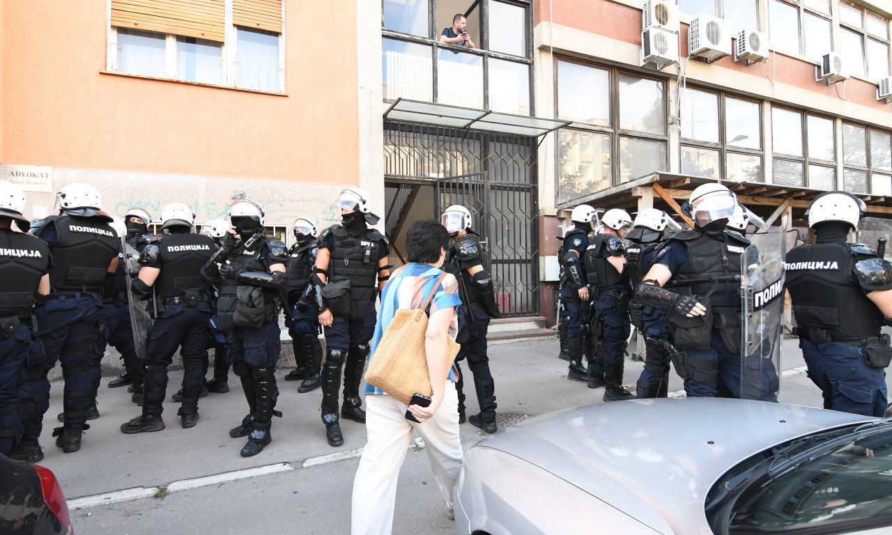 POSTAVIO LANAC I KATANAC KAKO BI SPREČIO ZAPOSLENE DA UĐU U Novom Sadu uhapšen muškarac jer pravio haos  ispred suda