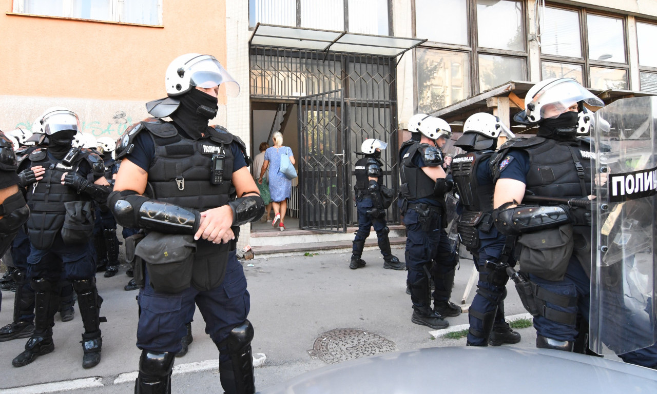 POGLEDAJTE MAKLJAŽU ISPRED SUDA U NOVOM SADU Blokaderi od ranog jutra krenuli na policiju (FOTO+VIDEO)