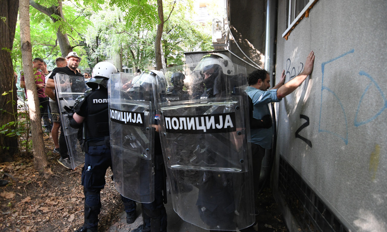 NAPALI POLICAJCA ISPRED SUDA! Nova hapšenja na protestu u Novom Sadu (FOTO)