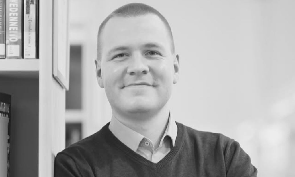 OVO JE POSLANIK (30) KOJI JE PRONAĐEN MRTAV U PARLAMENTU Da li je ovo motiv samoubistva koje je potreslo Evropu? (FOTO)