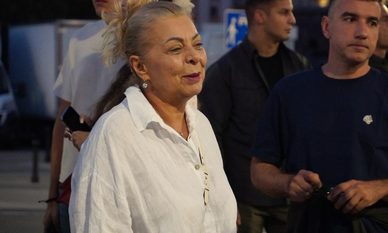 MINISTRI I SNS FUNKCIONERI SA GRAĐANIMA ISPRED SKUPŠTINE Gledaju meč Crvene zvezde u Ligi šampiona (FOTO/VIDEO)