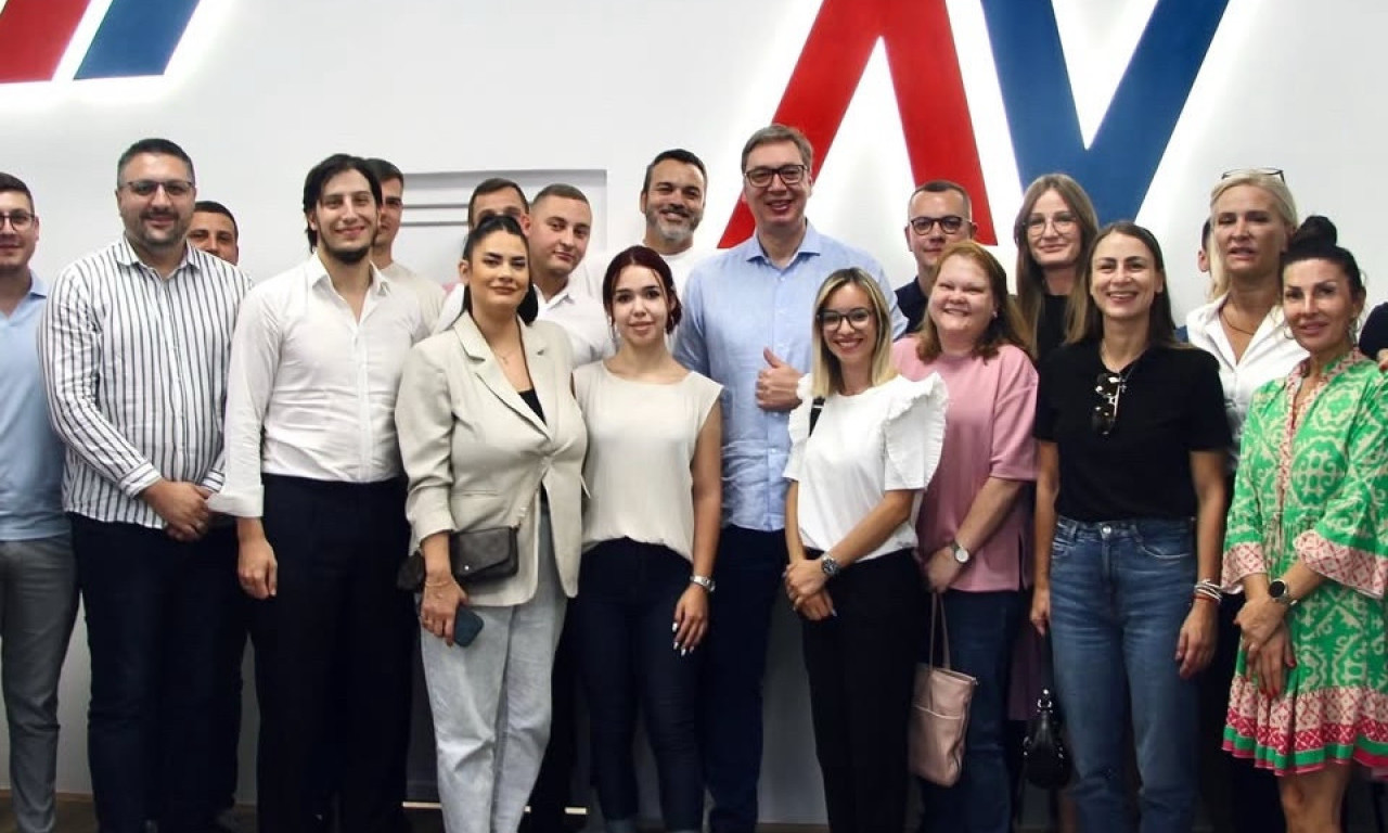 VUČIĆ IZ PROSTORIJA SNS NA PALILULI: Spremite se za nedelju, biće top (FOTO)