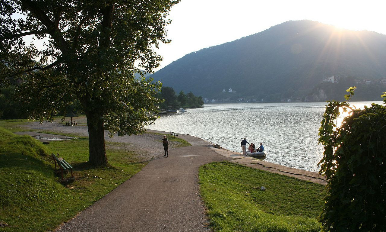 IZ JEZERA IZVUČENO TELO DRŽAVLJANINA SRBIJE Policajci iz PU Zvornik izašli na teren
