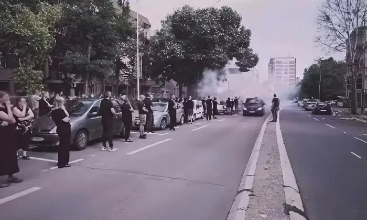 POTRESAN DOČEK TELA LUKE POPOVIĆA Suze, baklje - gradom odzvanjalo "Što te nema" (FOTO)