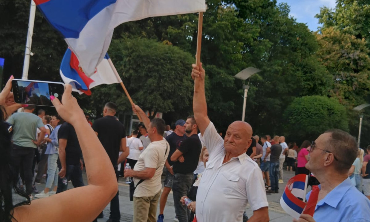 NAROD IZAŠAO NA ULICE JER JE PROTIV BLOKADA - HOĆU MOJU SRBIJU NAZAD! Veliki broj građana upućuje podršku predsedniku