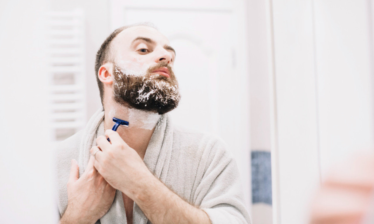 KO SE JUTROS BRIJAO, TREBA DA ZNA Dermatolozi upozoravaju na opasnu naviku - brijač se ne drži u kupatilu