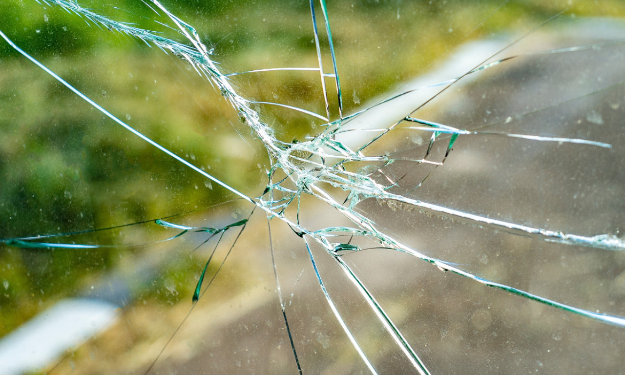 INCIDENT KOD PALATE SRBIJA Deca gađala autobus ledenicama, vozilo linije 83 razbijeno, pričinjena šteta