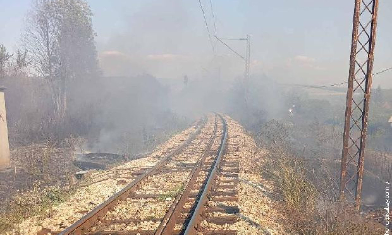 HITNO! OBUSTAVLJEN ŽELEZNIČKI SAOBRAĆAJ U OVOM DELU SRBIJE Požar paralisao prugu