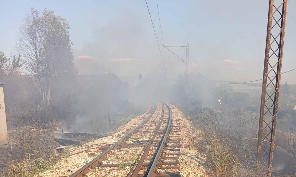 HITNO! OBUSTAVLJEN ŽELEZNIČKI SAOBRAĆAJ U OVOM DELU SRBIJE Požar paralisao prugu