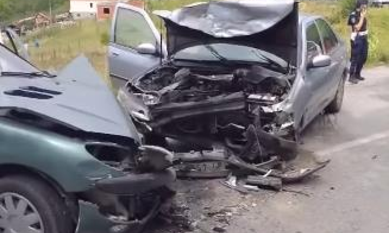 PRVI SNIMAK TEŠKOG SUDARA KOD GUČE, AUTOMOBILI UNIŠTENI: Povređeno troje i prevezeni u bolnicu (VIDEO)