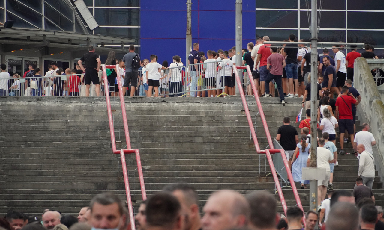 VELIKA GUŽVA ISPRED ARENE PRED POČETAK UTAKMICE SA SLOVENIJOM: Nudili se dresovi, trobojke...(FOTO)