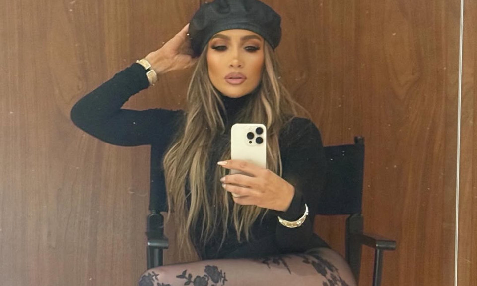 OPA, ĐURĐO! JLO VRAĆA VRELI TREND IZ DEVEDESETIH Čarape sa čipkastim radom opet su u modi!