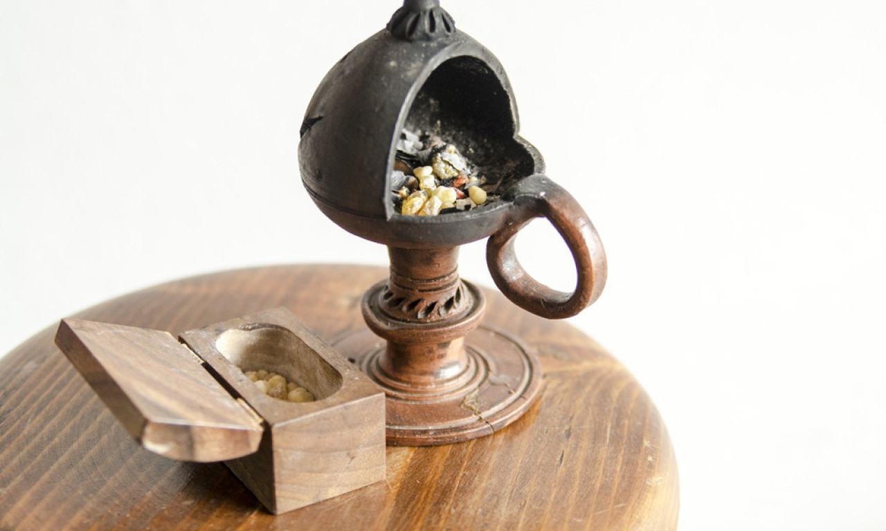 KAKO SE PRAVILNO PALI BRIKET ZA TAMJAN Jednostavan trik da izbegnete dim i dobijete pravi miris