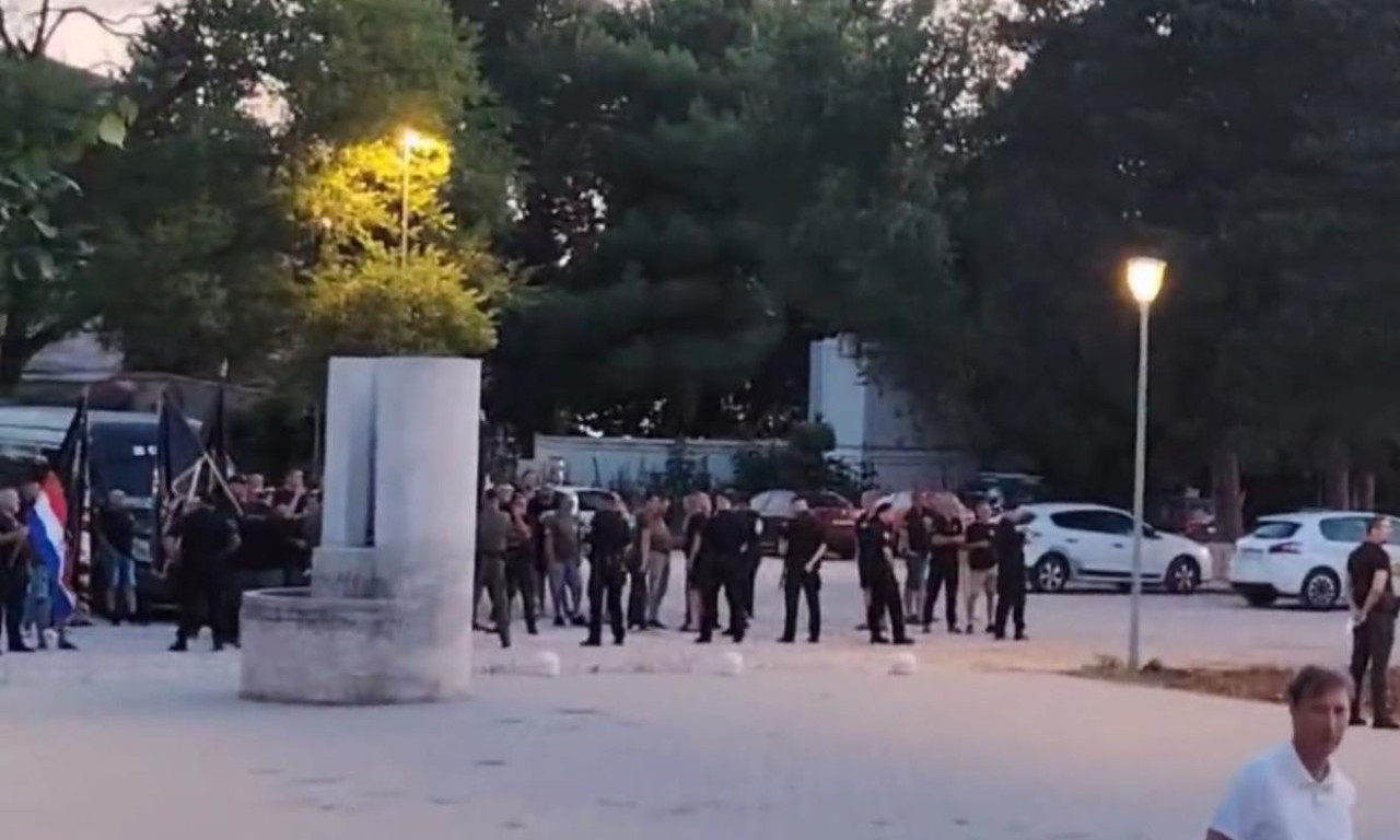 USTAŠE UPALE NA FESTIVAL U BENKOVCU Policija mirno posmatrala divljanje nacista!