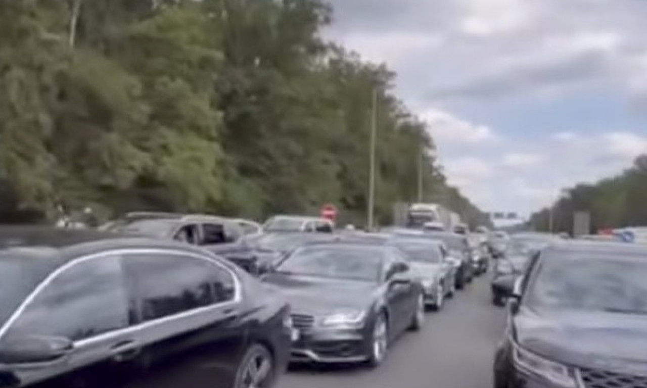 KOLONE KOJIMA SE NE VIDI KRAJ NA IZLAZU IZ SRBIJE Gužve na graničnim prelazima, na jednom vozila stoje 8 sati (VIDEO)