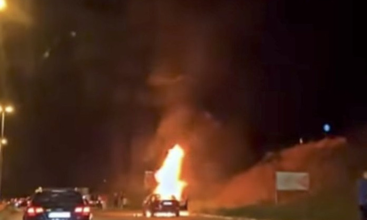 GORI AUTOMOBIL U NOVOM SADU Vatra guta vozilo, vatrogasci na nogama (VIDEO)
