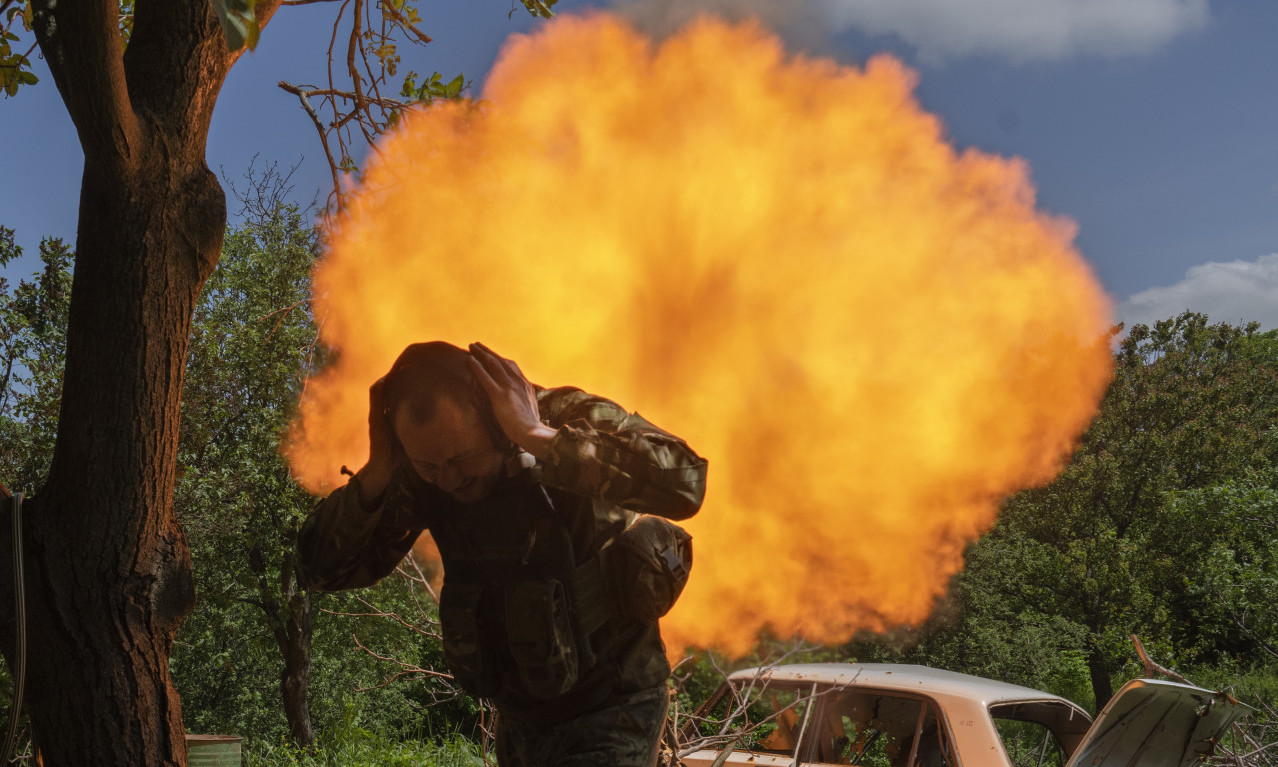UZNEMIRUJUĆE! MRTVI LEŽE NA ULICAMA, GORI AERODROM... Bukti rat u Rusiji i Ukrajini - prizor nakon serije dronova (FOTO)