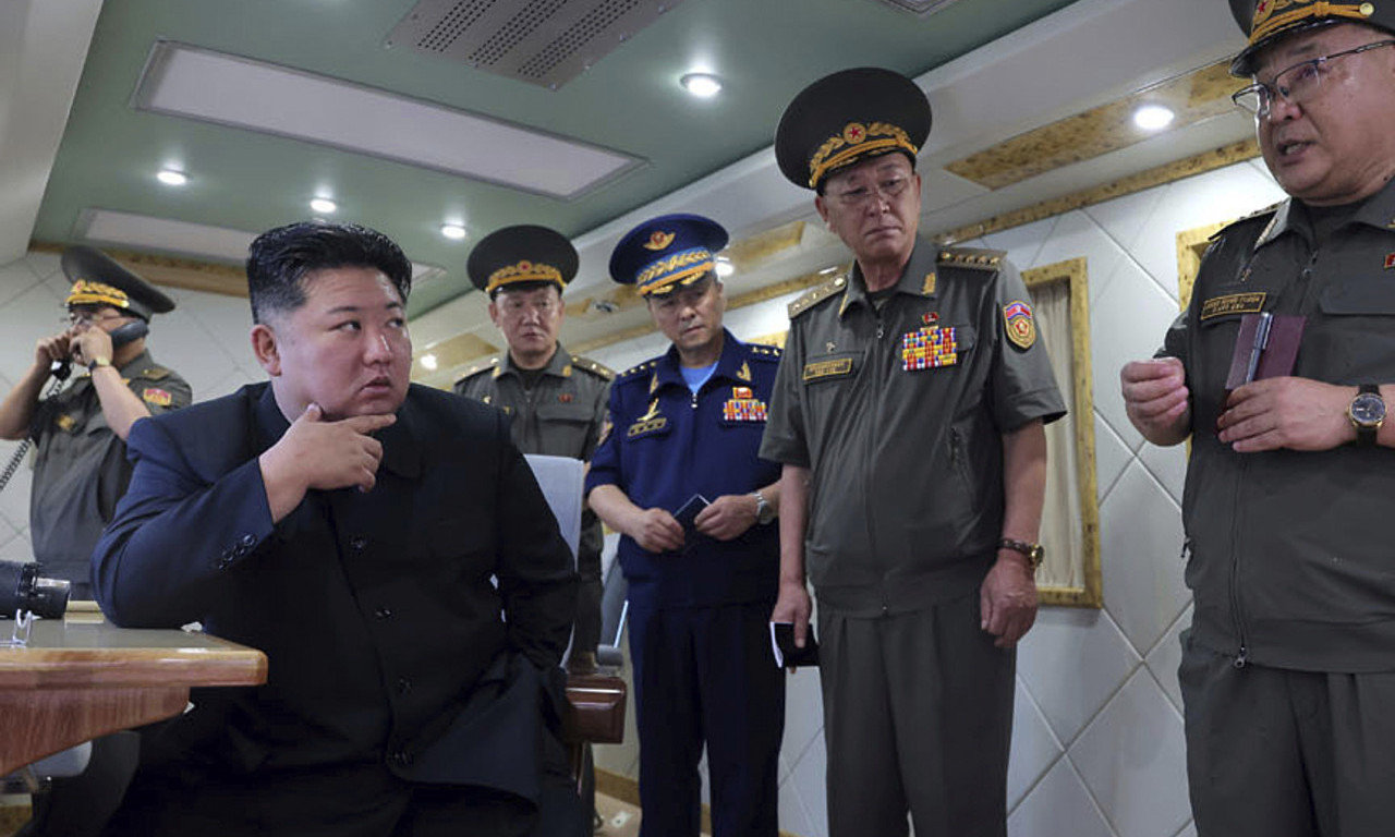 SEVERNA KOREJA POKAZALA NOVE "MONSTRUME" Kim Džong Un nadgledao ispaljivanje raketa (FOTO)