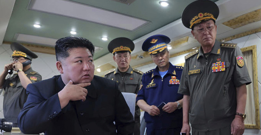 SEVERNA KOREJA POKAZALA NOVE "MONSTRUME" Kim Džong Un nadgledao ispaljivanje raketa (FOTO)