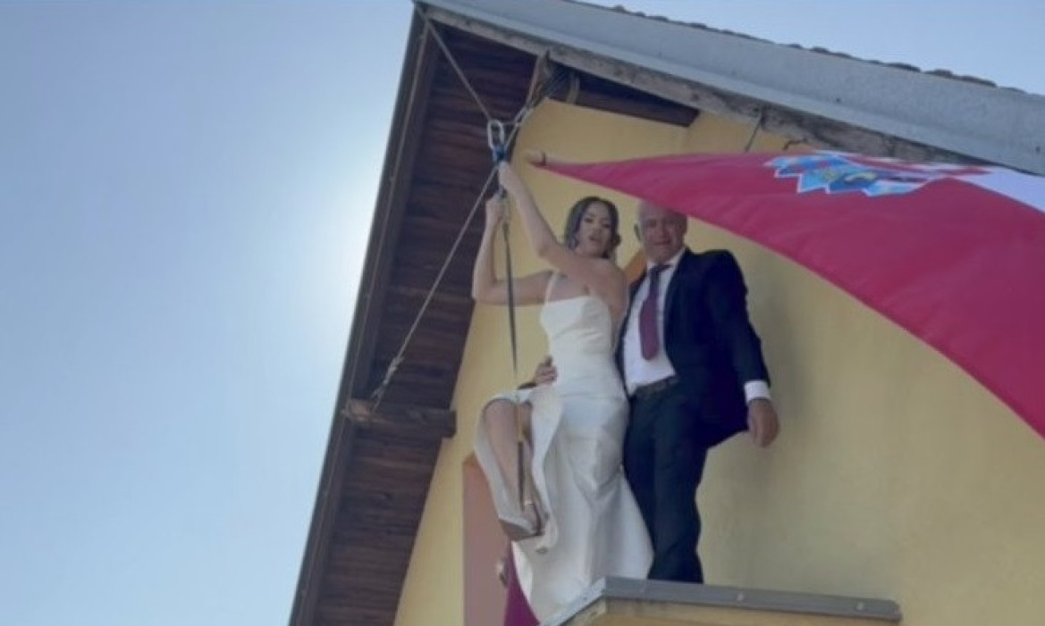 POGLEDAJTE HIT SNIMAK SA SVADBE Mlada "sletela" do mladoženje, ovo je venčanje za pamćenje (VIDEO)