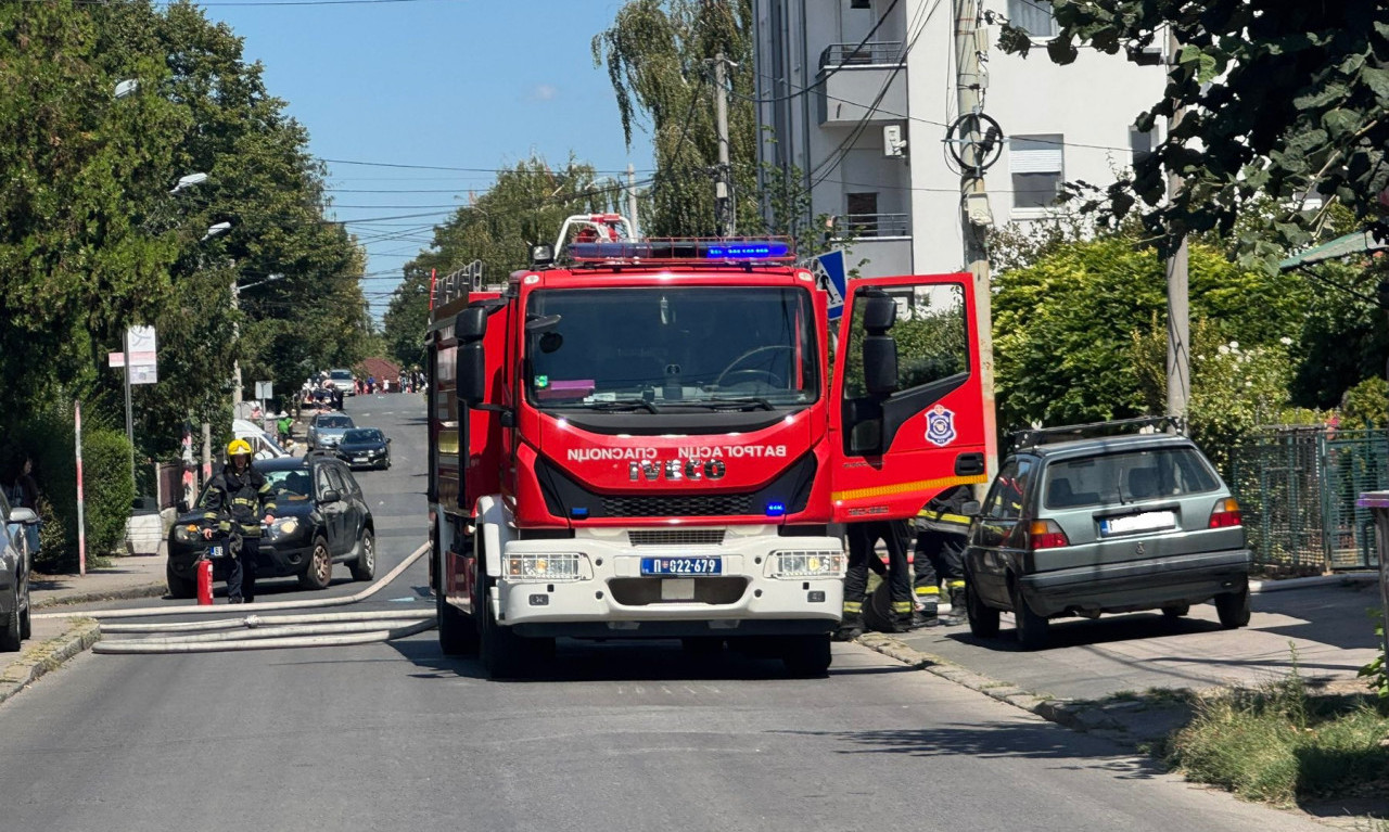 POŽAR U ZEMUNU, SAOBRAĆAJ OBUSTAVLJEN Vatrogasci ispred porodične kuće! (FOTO)